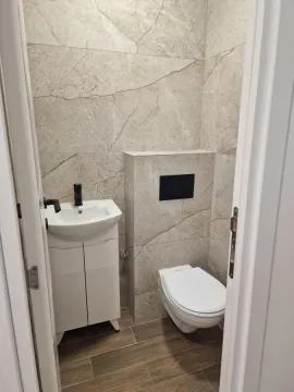 Manje kupatilo sa umivaonikom i ugradnom wc šoljom. - image 10