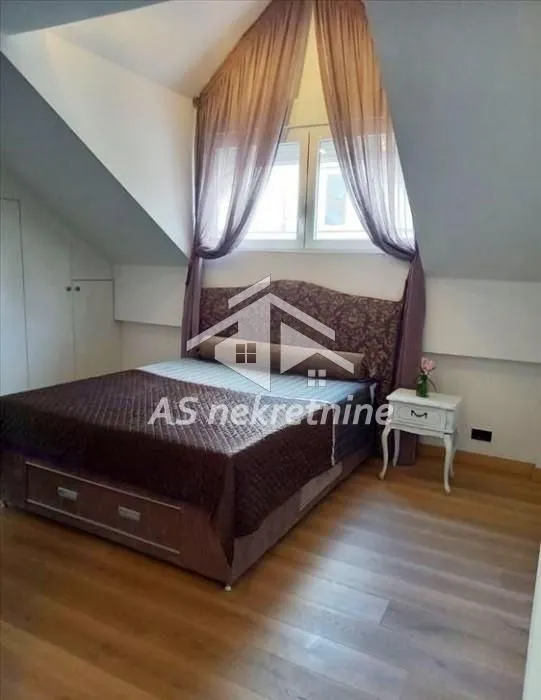 Izdavanje, četvorosoban stan, 120m², Senjak, Beograd
