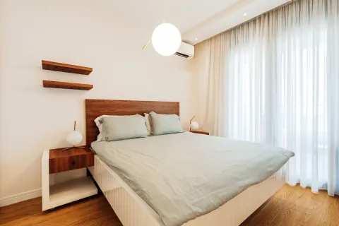 Moderna spavaća soba sa bračnim krevetom, drvenim elementima i velikim prozorom sa zavjesama. - image 11