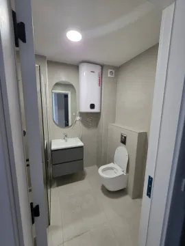 Moderne opremljeno kupatilo sa tuš kabinom i bojl. - image 10