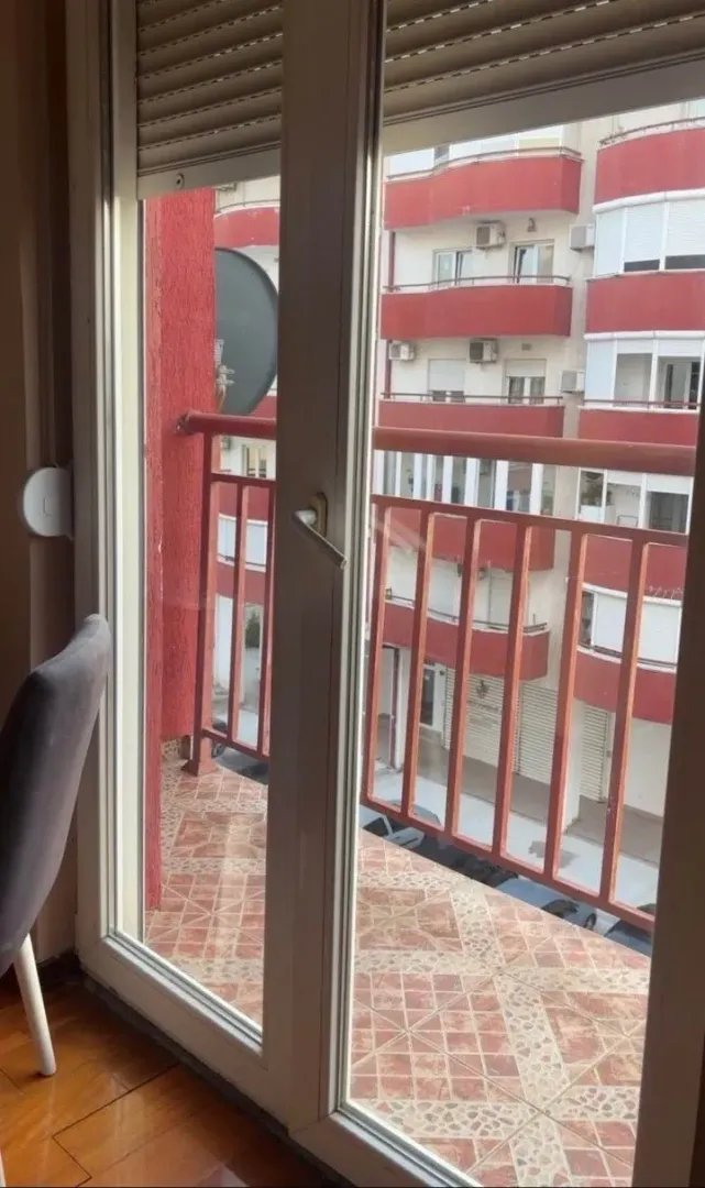 Pogled sa balkona na okolne stambene zgrade.