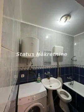 Kupatilo opremljeno sanitarijama, kadom i veš mašinom. - image 6
