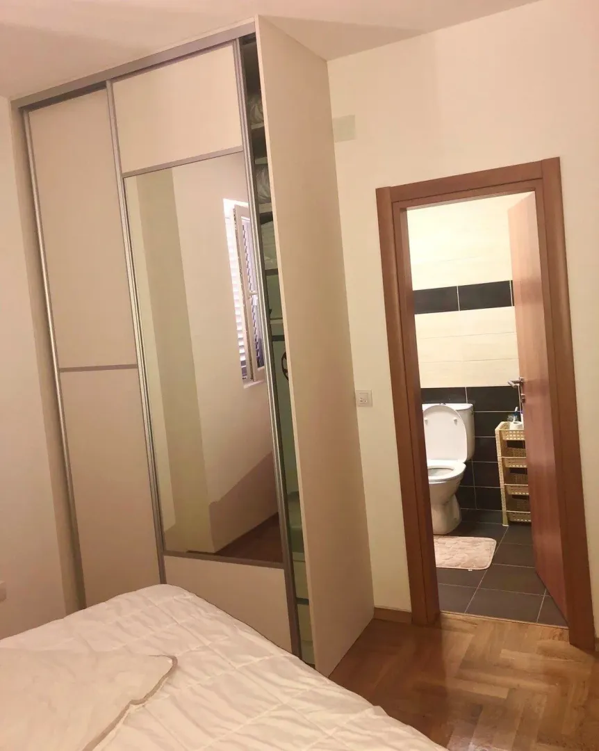 Spavaća soba sa plakarom i ulazom u kupatilo.