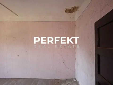Prazna prostorija sa potrebnim renoviranjem zidova i plafona. - image 4