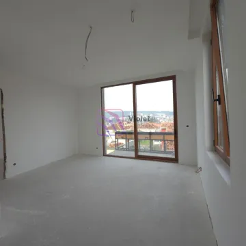 Prazna prostorija u sivoj fazi sa velikim balkonskim vratima. - image 9