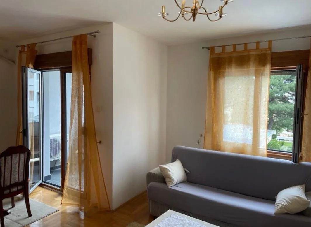 Izdavanje, dvosoban stan, 90m², Centar, Tivat