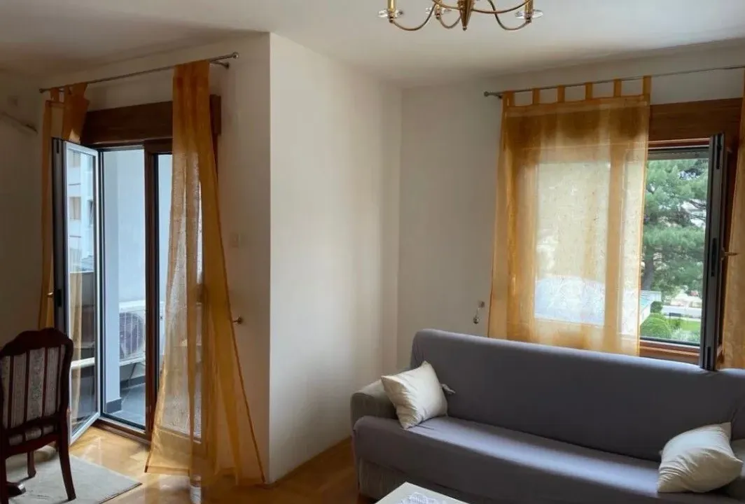 Izdavanje, dvosoban stan, 90m², Centar, Tivat