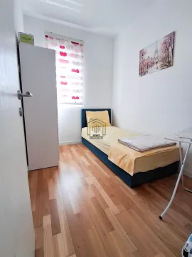 Manja spavaća soba sa krevetom za jednu osobu, garderoberom i drvenim podom. - image 8