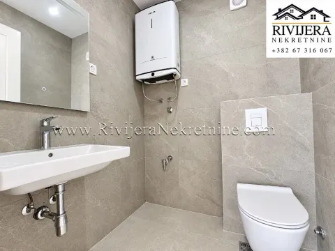 Moderno opremljeno kupatilo sa umivaonikom, WC šoljom i bojlerom. - image 6