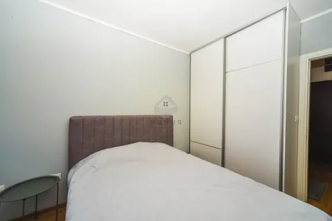 Spavaća soba sa bračnim krevetom i ugradnim plakarom. - image 7