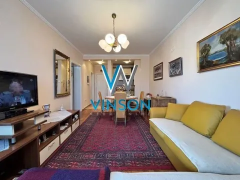 Dnevna soba sa garniturom, televizorom i trpezarijskim delom u pozadini. - image 9