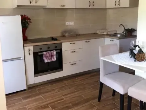 Izdavanje, stan, 30m², Tivat, Crna Gora - image 4