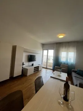 Dnevni boravak sa trpezarijskim stolom i izlazom na terasu. - image 4