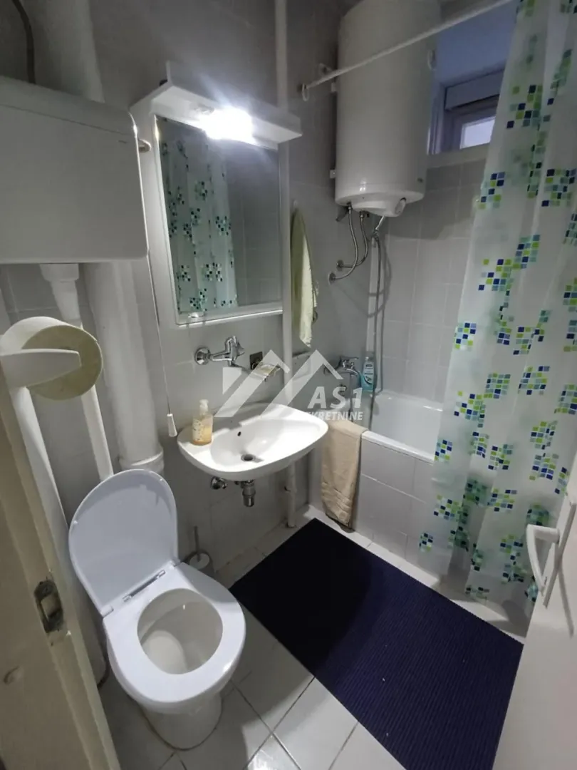 Manje kupatilo sa kadom, umivaonikom, wc šoljom i bojlerom.