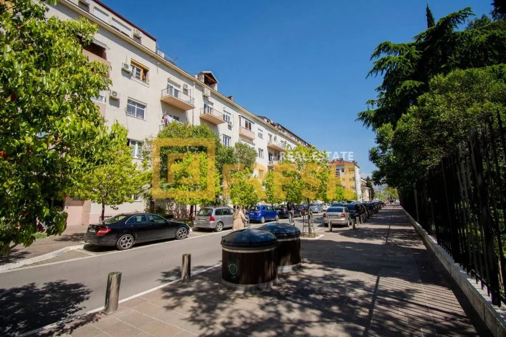 Izdavanje, dvosoban stan, 79m², Centar, Podgorica