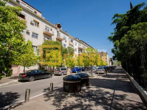 Izdavanje, dvosoban stan, 79m², Centar, Podgorica