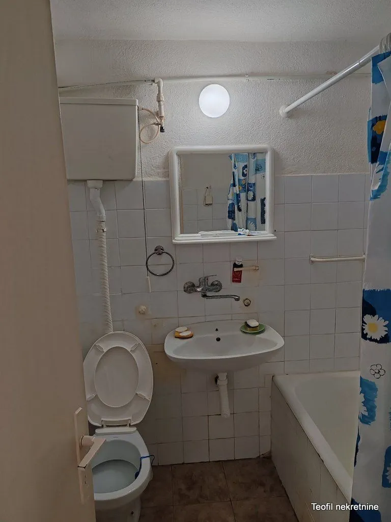 Manje kupatilo sa kadom, umivaonikom i toaletom.