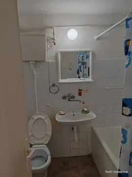 Manje kupatilo sa kadom, umivaonikom i toaletom. - image 11