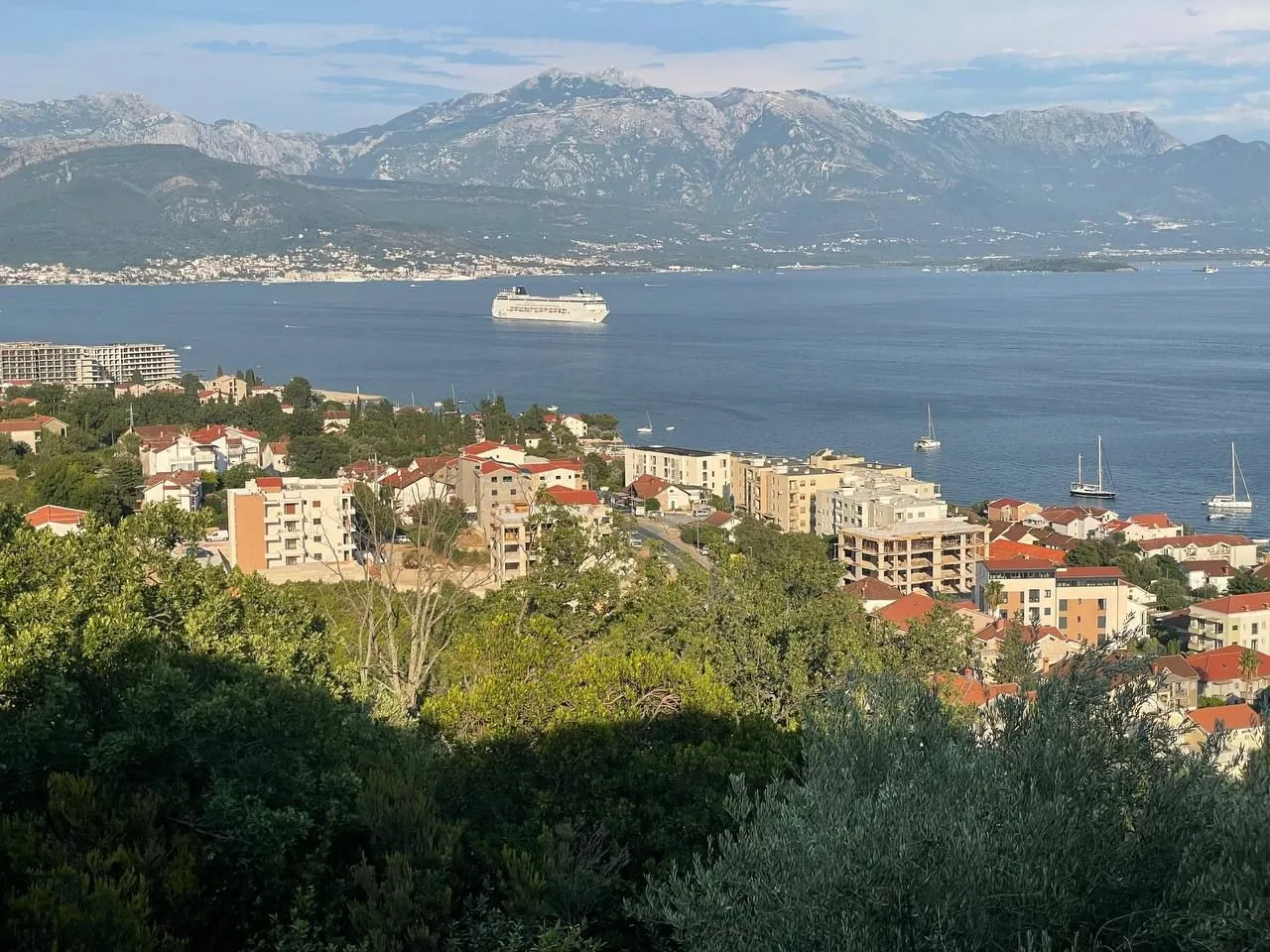 Prelijep pogled na zaliv i planine sa lokacije nekretnine.