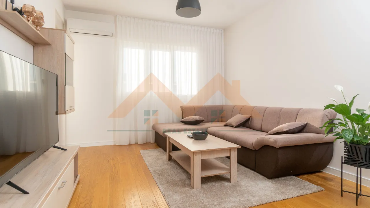 Izdavanje, jednosoban stan, 49m², Central Point, Podgorica