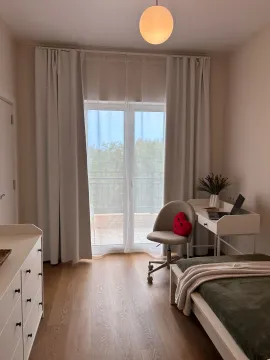 Svijetla spavaća soba sa krevetom, radnim stolom i izlazom na terasu. - image 14