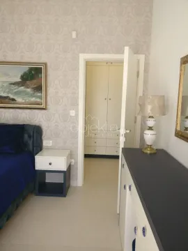 Pogled na spavaću sobu sa krevetom i otvorenim vratima koja vode u garderober. - image 9