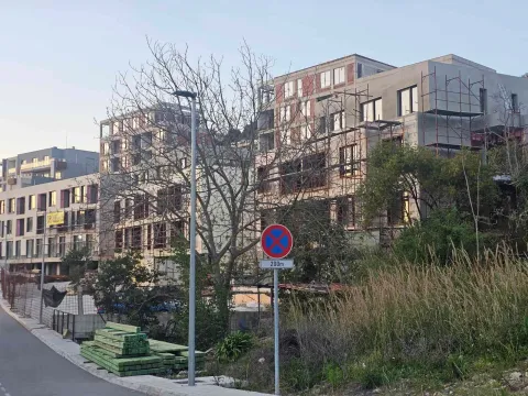 Spoljašnji pogled na stambenu zgradu u izgradnji sa skelama. - image 13