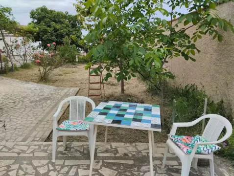 Dvorište sa garniturom za sedenje i zelenilom. - image 5