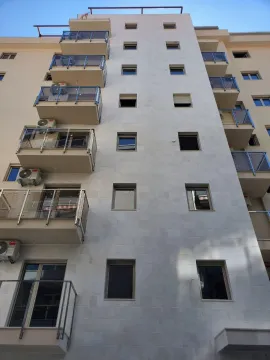 Fasada moderne višespratne stambene zgrade sa balkonima. - image 11