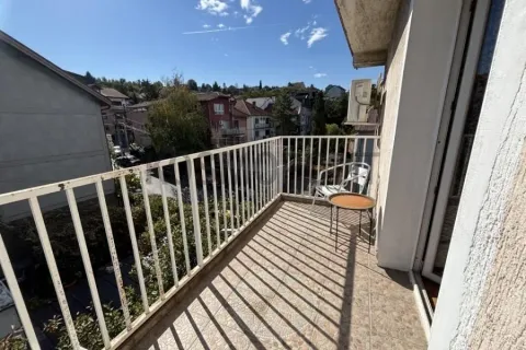 Balkon sa metalnom ogradom i pogledom na naselje. - image 12