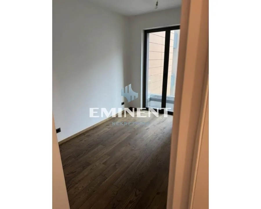 Izdavanje, trosoban stan, 77m², Gundulićev Venac, Beograd