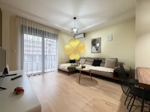 Dnevni boravak sa garniturom, trpezarijskim stolom i izlazom na terasu. - image 2