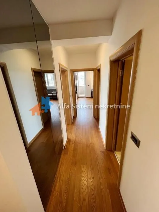 Izdavanje, četvorosoban stan, 80m², Savski Venac, Beograd