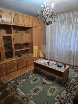 Dnevna soba sa drvenim nameštajem i tepihom. - image 2