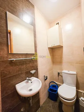 Manje kupatilo obloženo keramičkim pločicama sa umivaonikom, ogledalom i wc šoljom. - image 12
