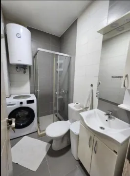 Kompaktno kupatilo sa tuš kabinom, umivaonikom i veš mašinom. - image 7