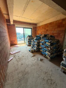 Prostorija u izgradnji sa paletama građevinskog materijala i pogledom kroz prozor. - image 5