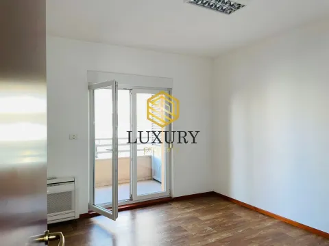 Rent, three bedroom apartment, 110m², City Kvart, Podgorica - image 7