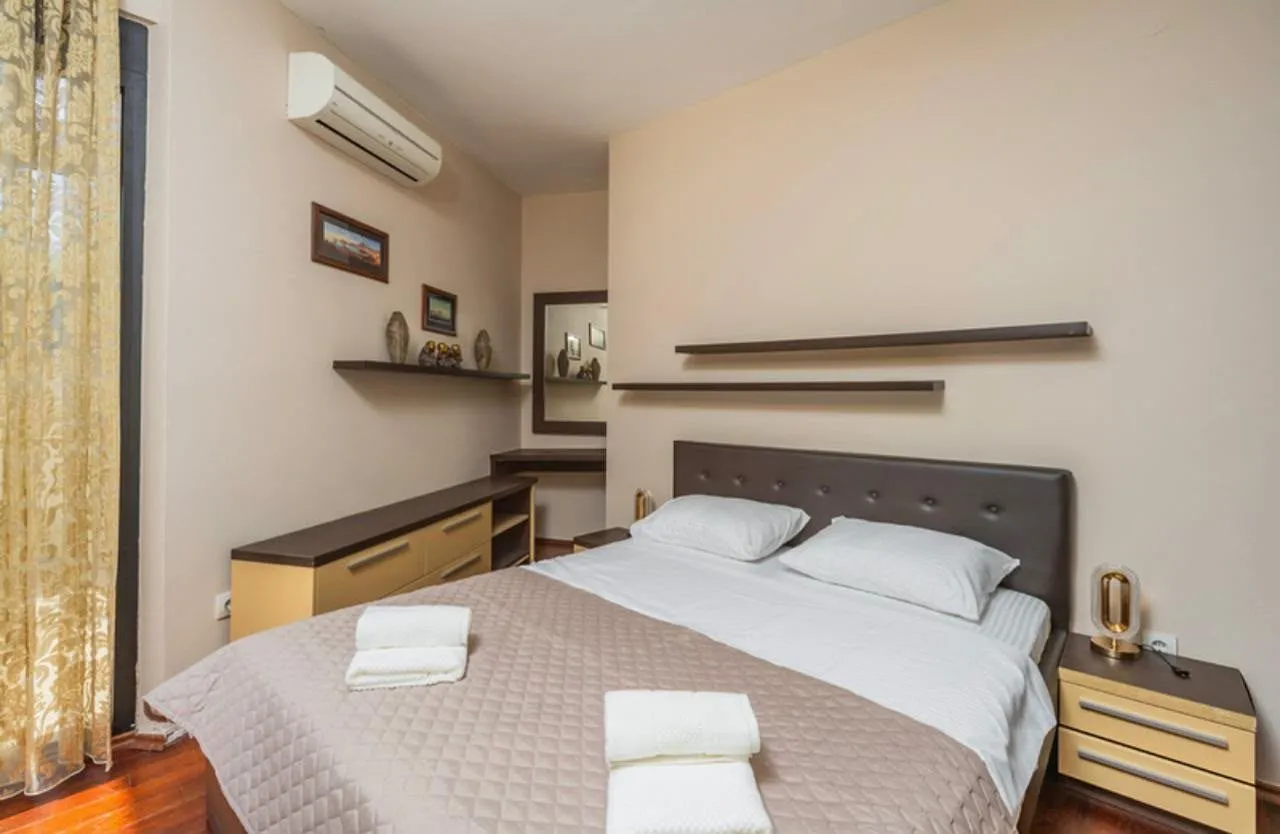 Izdavanje, trosoban stan, 170m², Dobrota, Kotor