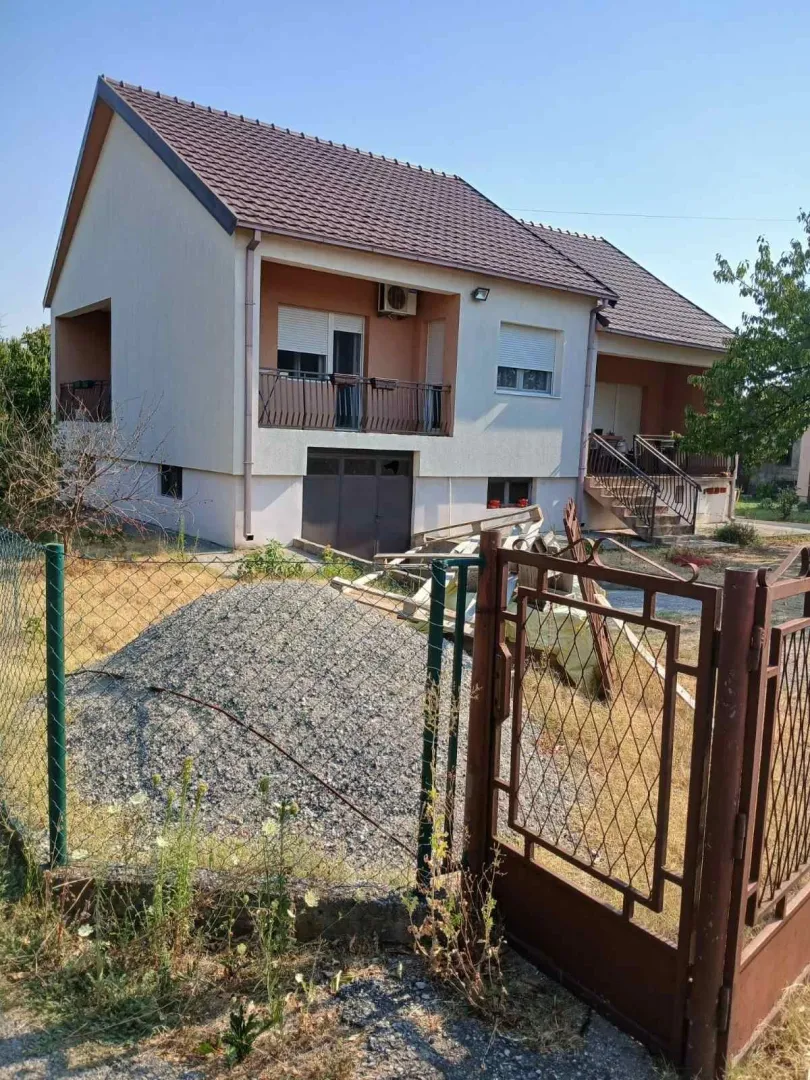 Porodična kuća sa dvorištem iza ograde.