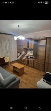 Dnevna soba sa garniturom, drvenim nameštajem i parketom. - image 2