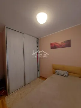Spavaća soba sa krevetom i velikim ugradnim garderoberom. - image 10