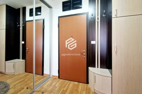 Izdavanje, trosoban stan, 120m², City Kvart, Podgorica - image 11