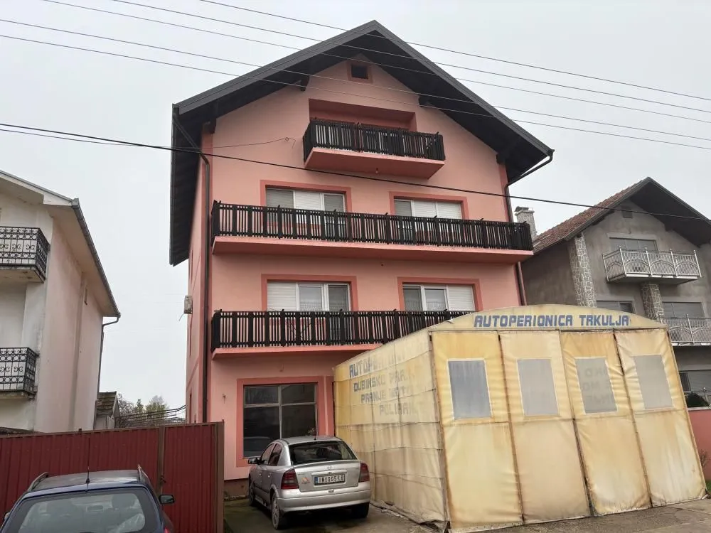 Izdavanje, trosoban stan, 115m², Centar, Inđija