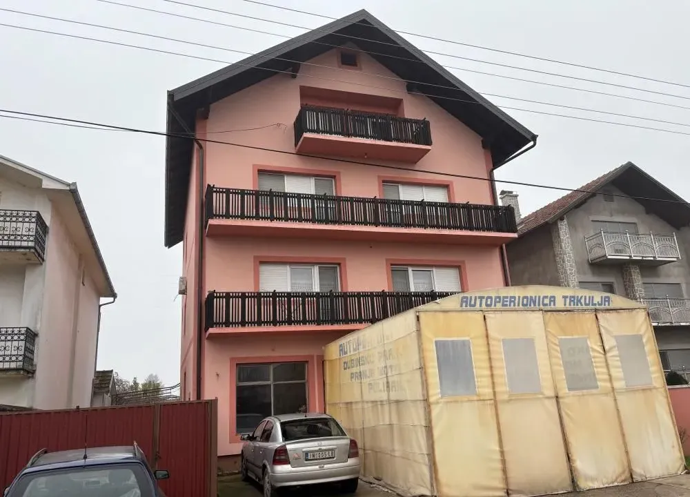 Izdavanje, trosoban stan, 115m², Centar, Inđija