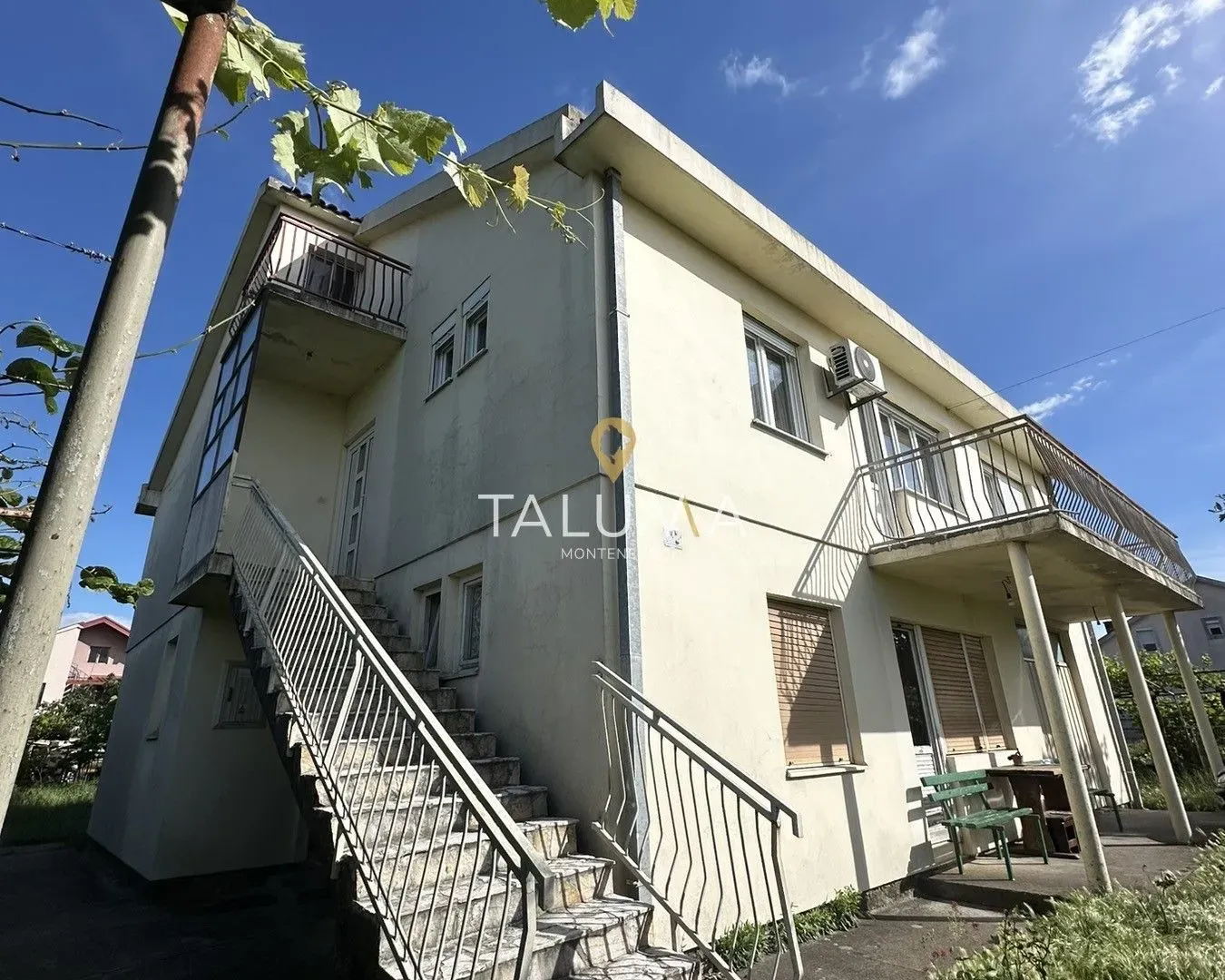 Sale, house, 318m², Zlatica, Podgorica