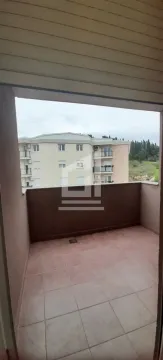 Pogled sa popločane terase na okolne zgrade i zelenilo. - image 10