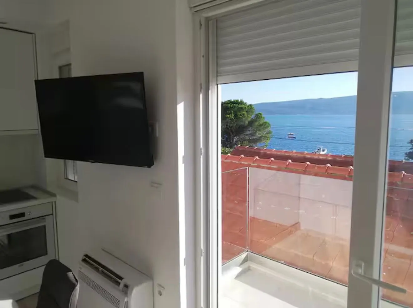 Living room with sea view and terrace access.