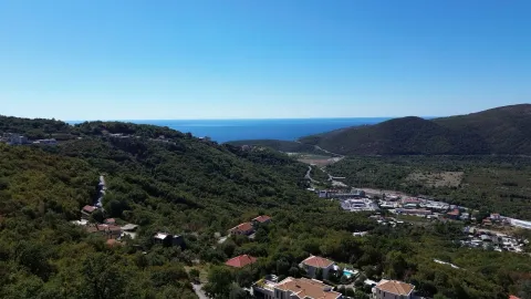 Pogled iz vazduha na prirodu, naselje i more u daljini. - image 8