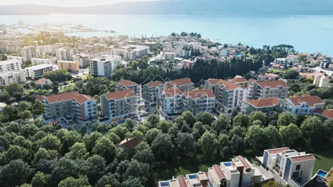 Pogled iz vazduha na stambeni kompleks sa zelenilom u blizini mora. - image 5